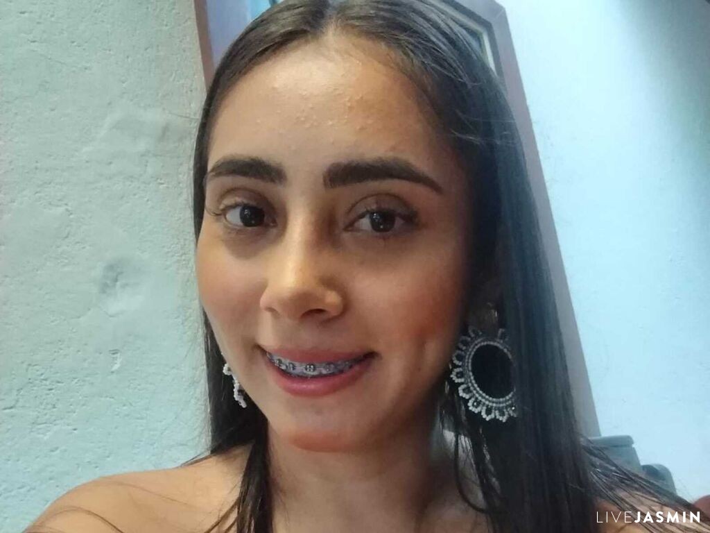 Cam girl profile image for ScarlethMills