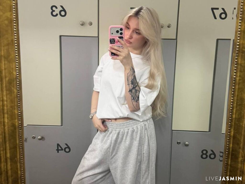 Cam girl profile image for ScarlettAndreula