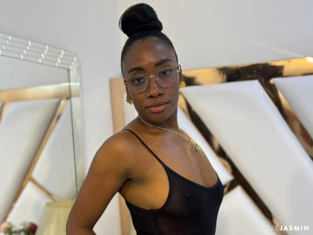 View SelenaHamilton cam profile and live status