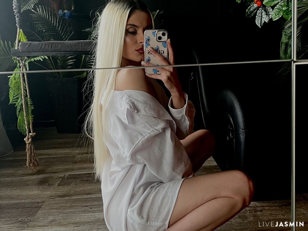 Cam girl profile image for Selenadazy