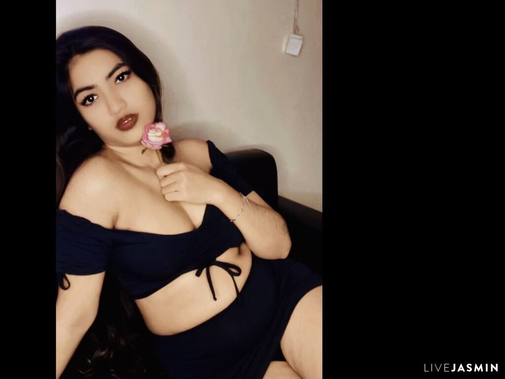 Cam girl profile image for ShenzaAkter