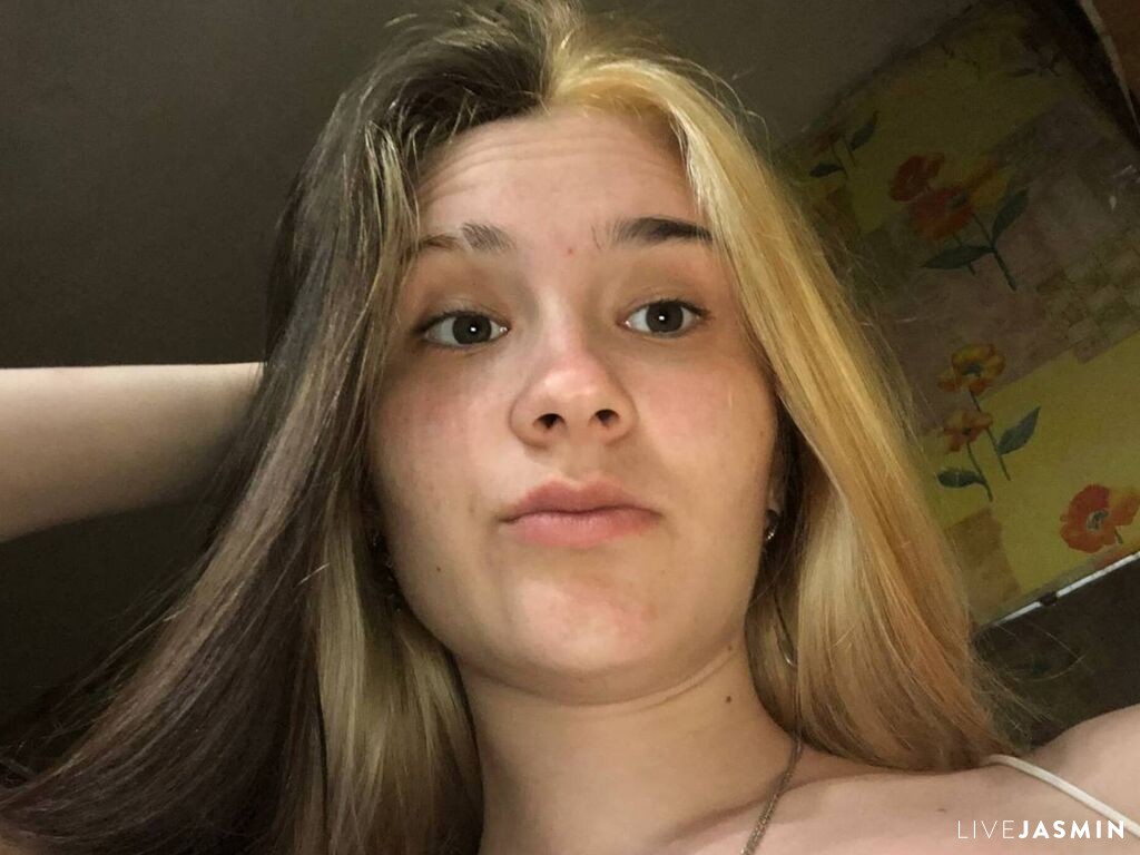 Cam girl profile image for SherrylSein