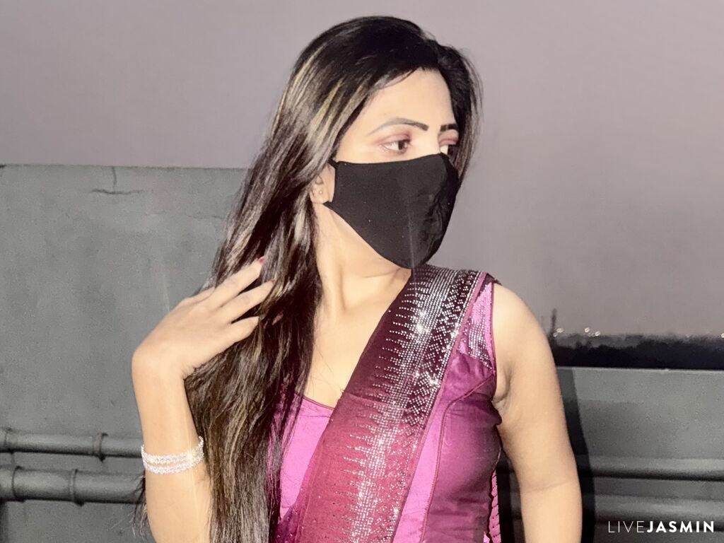 View SimranWhite cam profile and live status