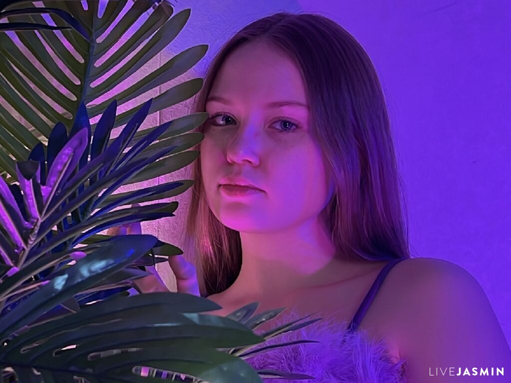 Cam girl profile image for SirenaBlessing