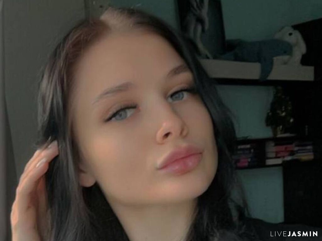 View SkinyJoy live cam profile