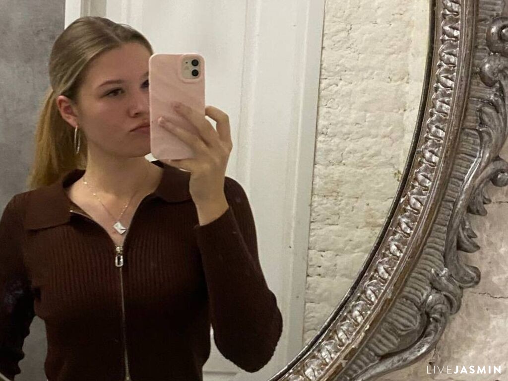 View SkyeDavis cam profile and live status