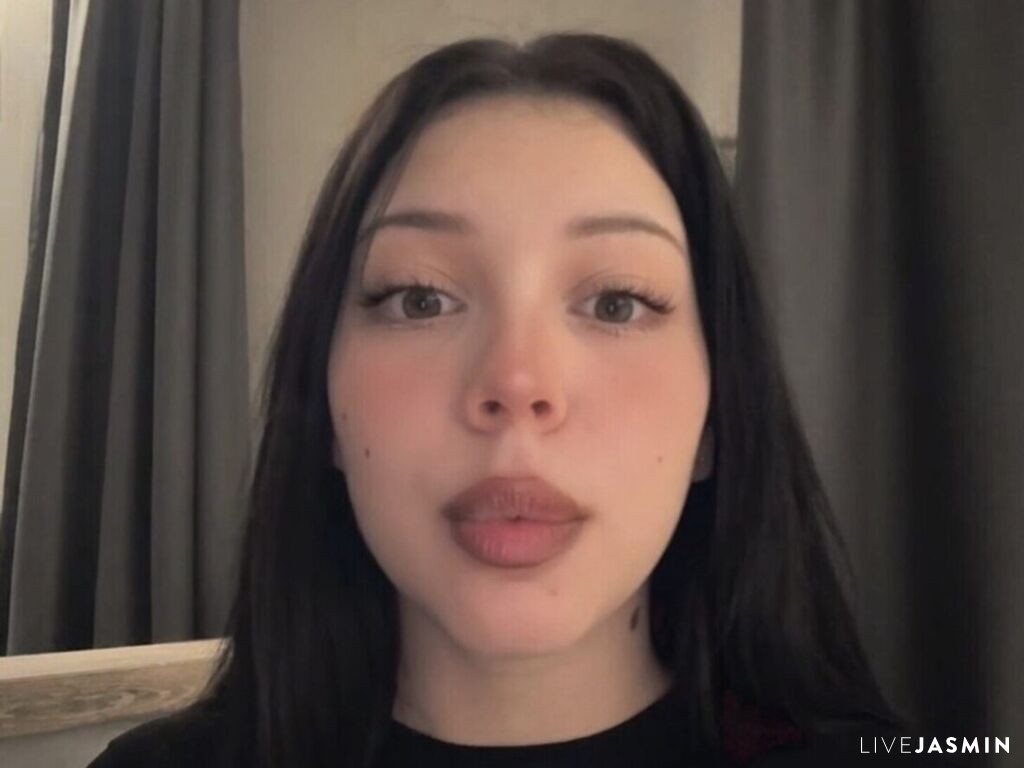 Cam girl profile image for SofyPhia