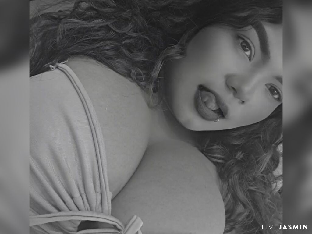 Cam girl profile image for SofyaLopez