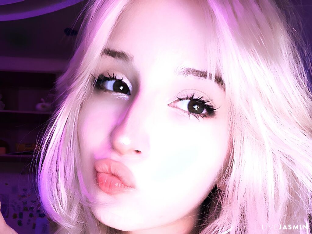 Cam girl profile image for SolSanquenetti