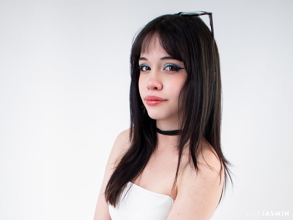 Browse SophieWhitmore live chat profile