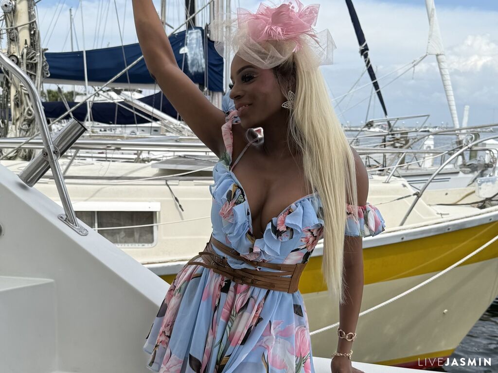Cam girl profile image for StaciRaiRai