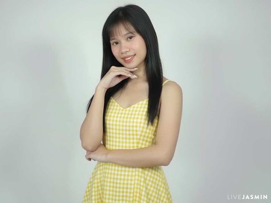 StellaQuinn model profile and live status