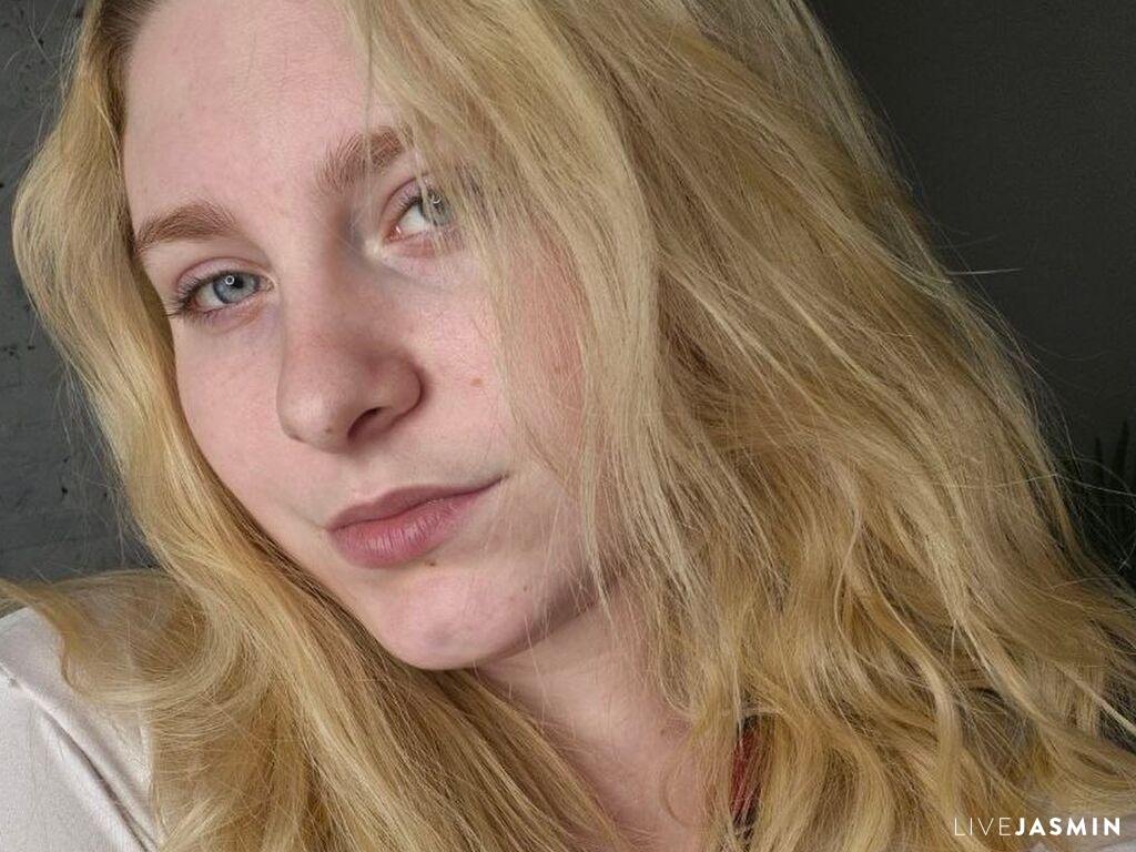 StellaVanilla model profile and live status