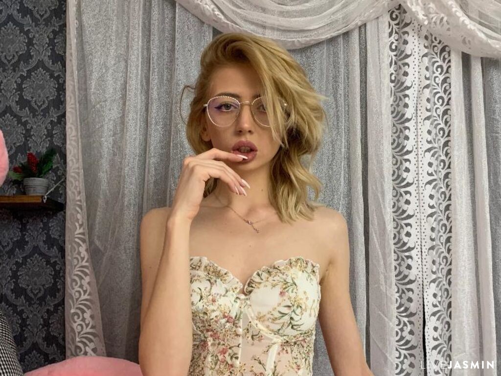 View StormyPrice cam profile and live status