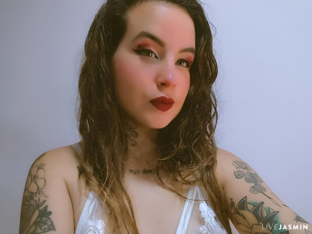 SunnerJames model profile and live status