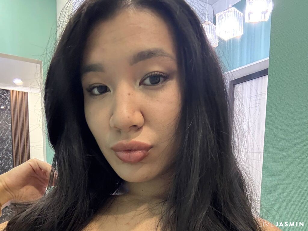 SuriValmont model profile and live status