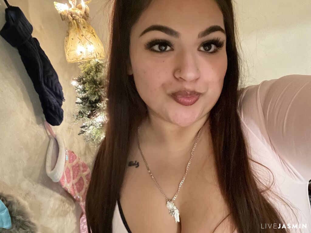 Sweetievee model profile and live status