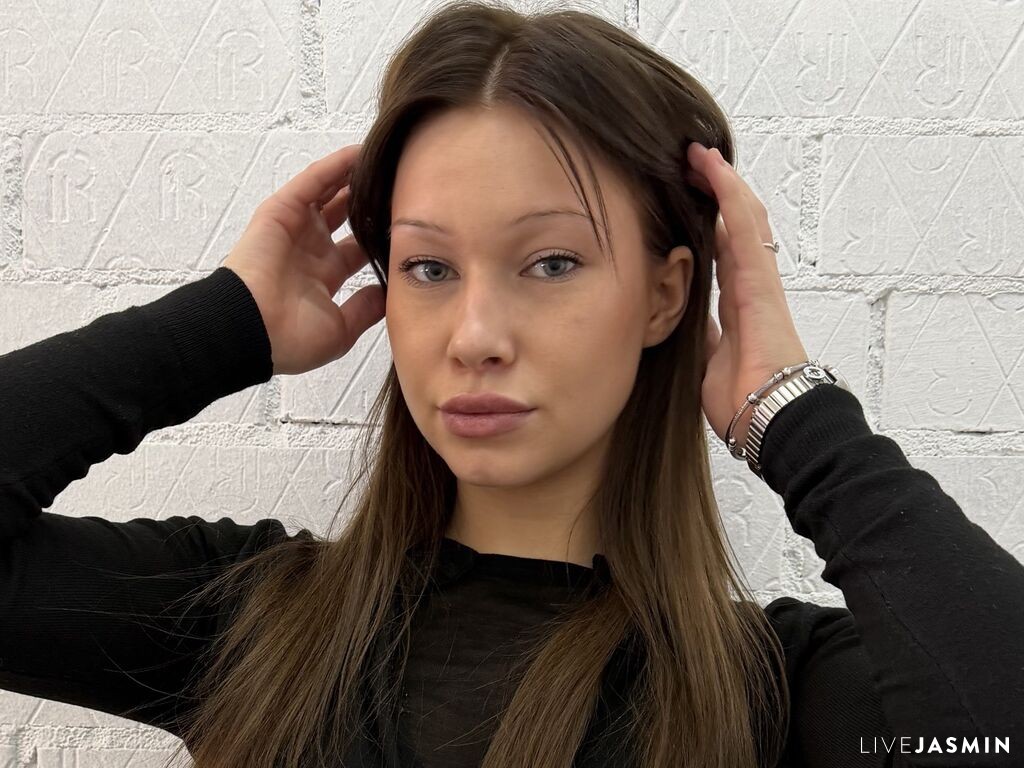View ThaliaDiersen cam profile and live status