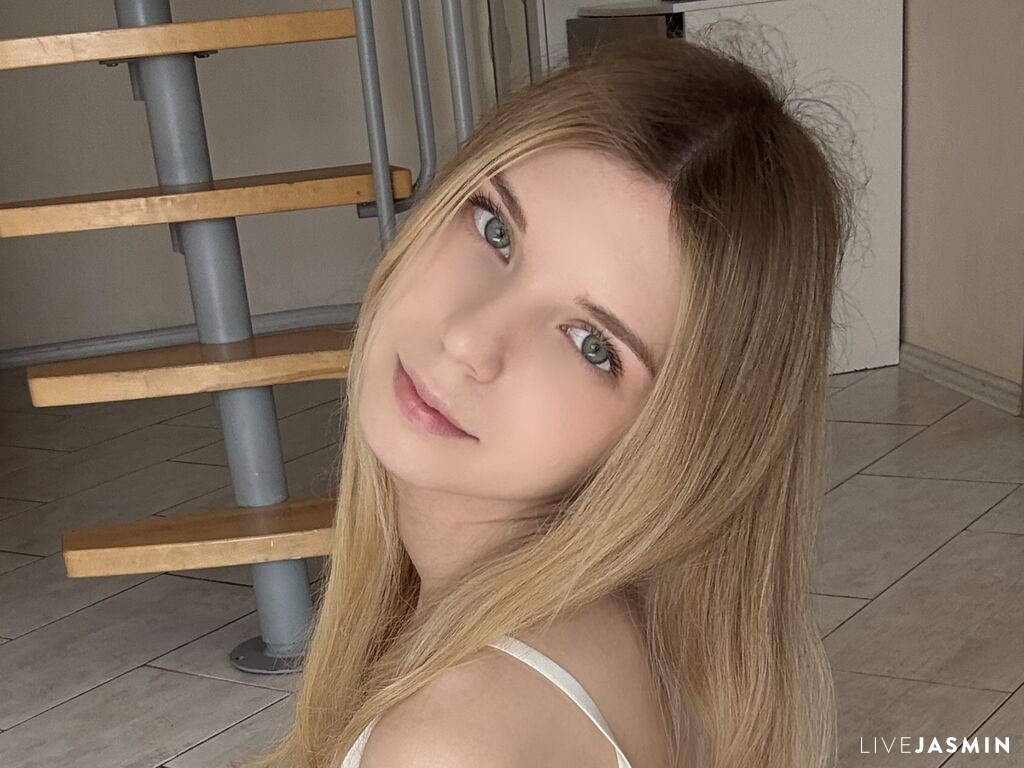 ThoraBeskom model profile and live status