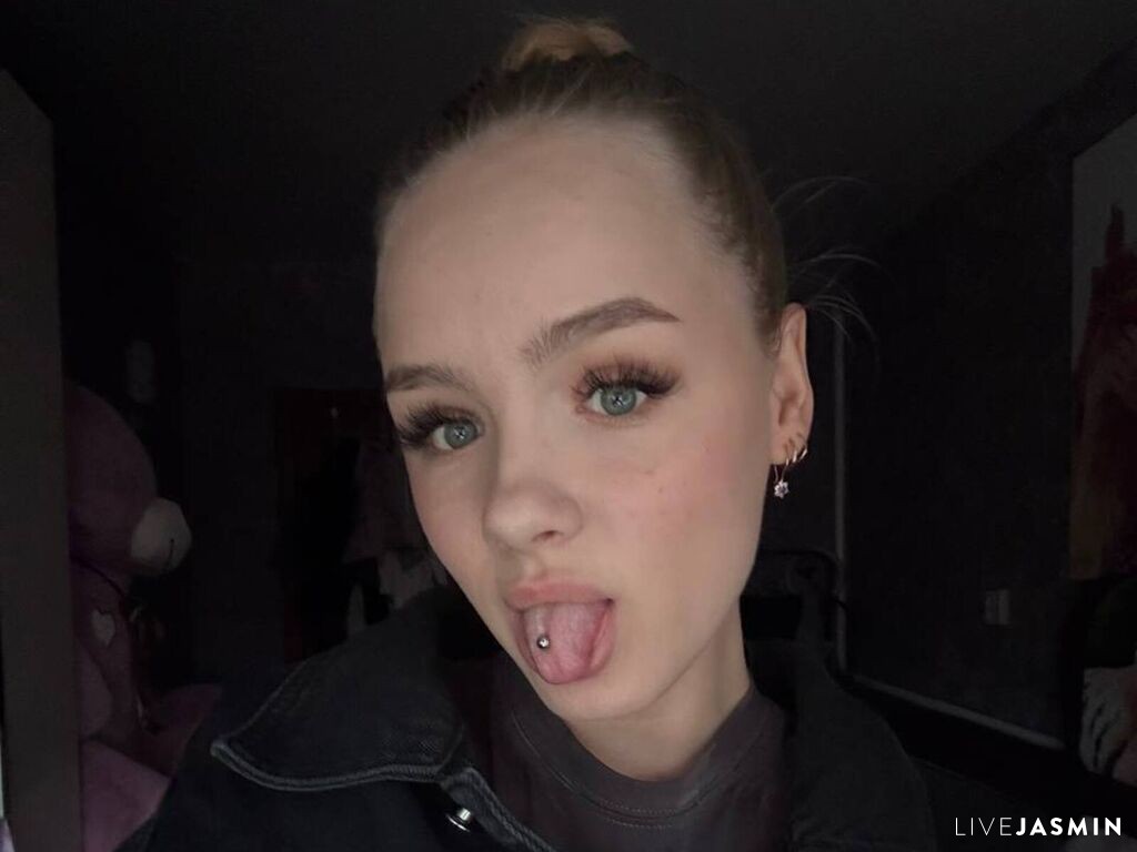 TravisMondier live cam girl profile
