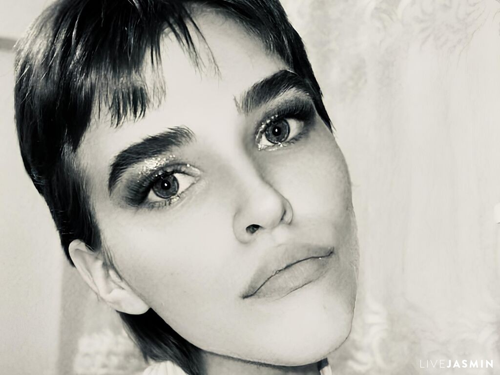 Cam girl profile image for UdelaHailey