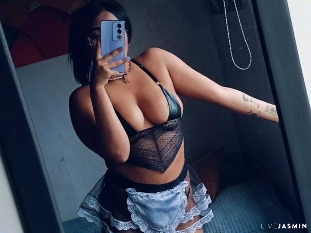 Cam girl profile image for ValenCadavid