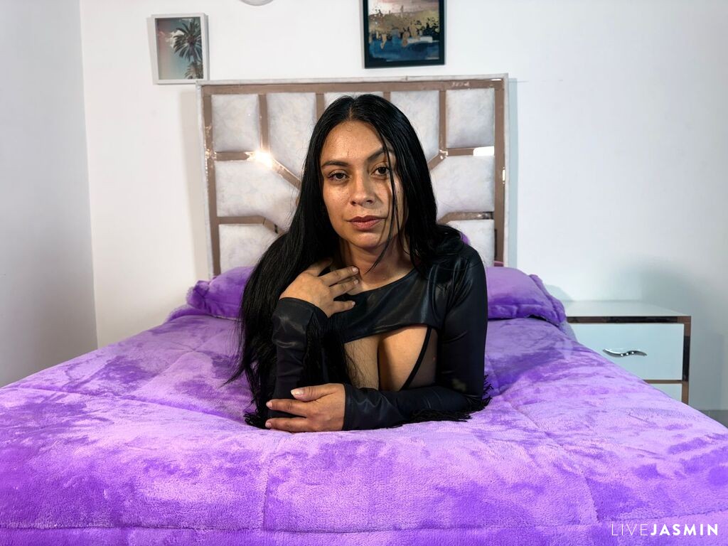 Cam girl profile image for ValenthinaPelaez