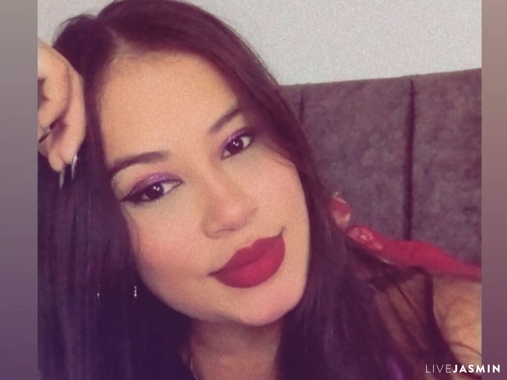 View ValeriaNyx cam profile and live status