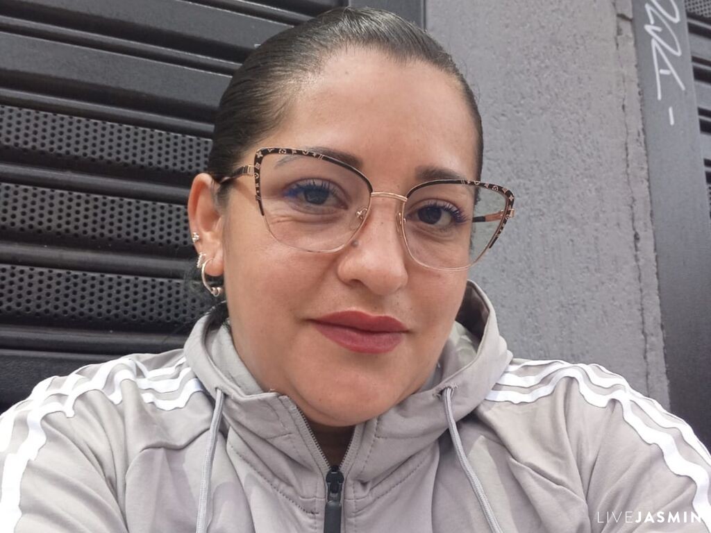 VenusSuany model profile and live status