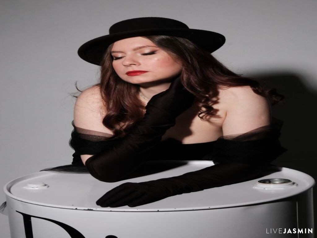 VictoriaClarson model profile and live status