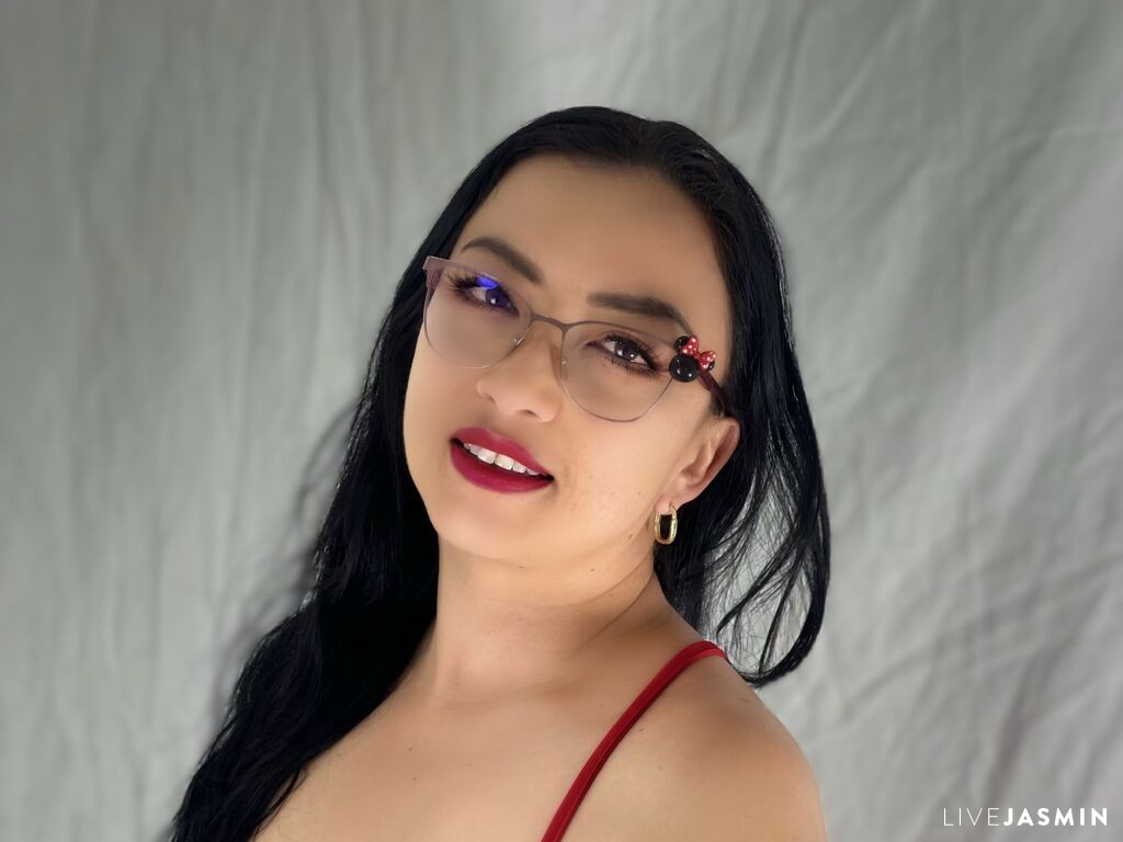 Cam girl profile image for VictorySuarez