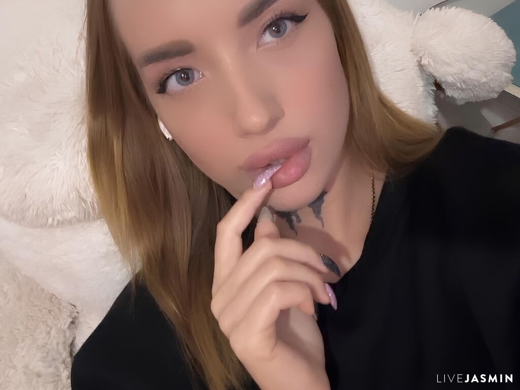 Cam girl profile image for VillaretMarquise