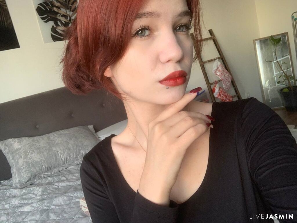 Cam girl profile image for ViperBlosom