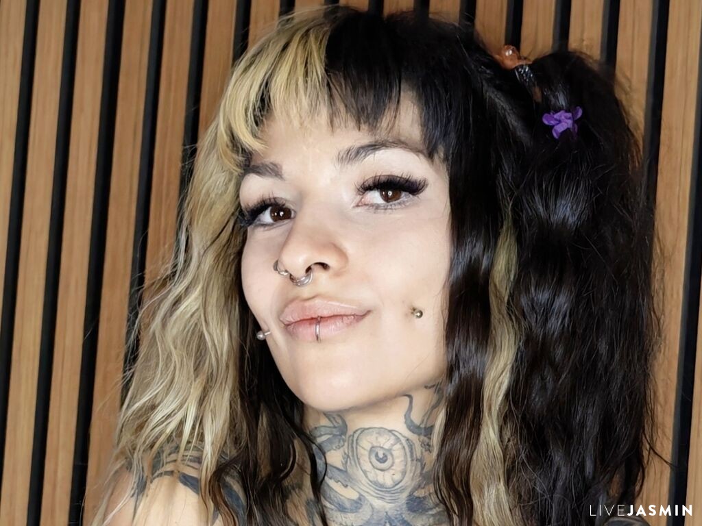 View VivVixen on AlwaysCamGirls
