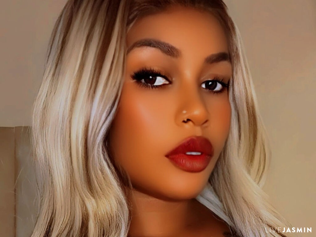 Cam girl profile image for VivianArnault
