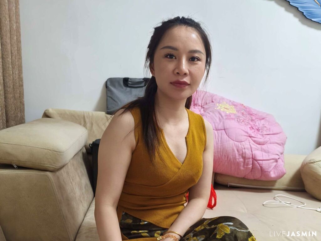 View XiaoJuan live cam profile