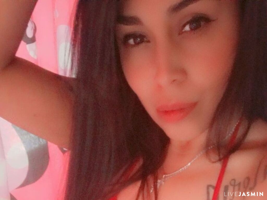 Cam girl profile image for XiomaraRebel