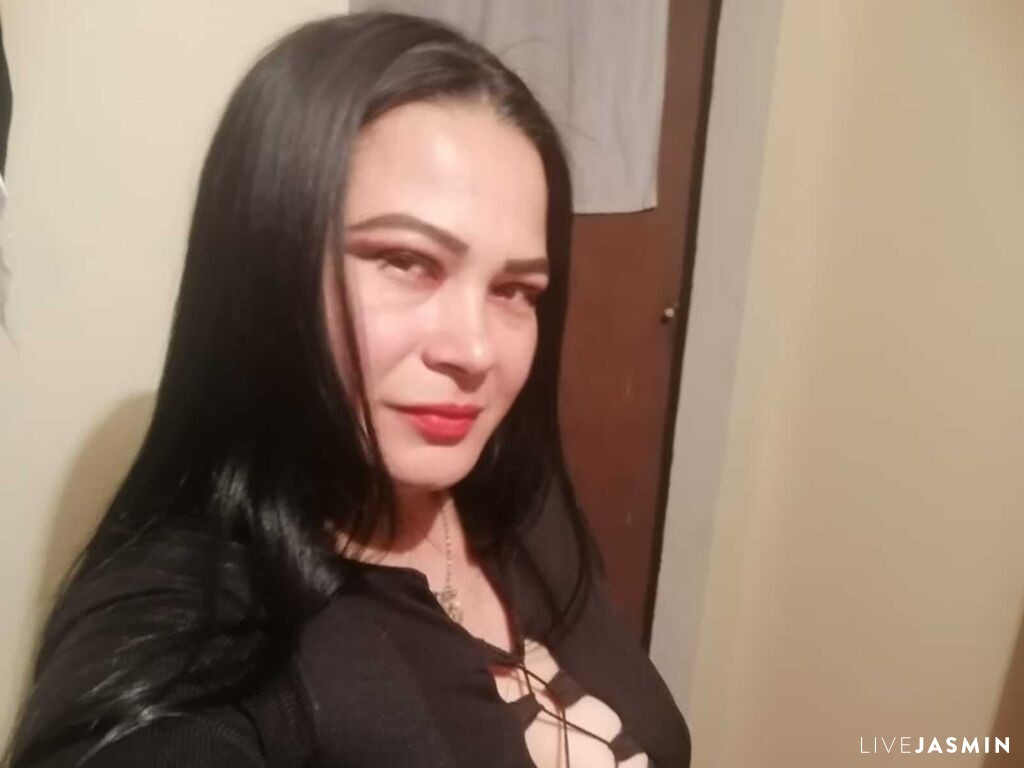 Featured LiveJasmin cam girl profile: YennSanders