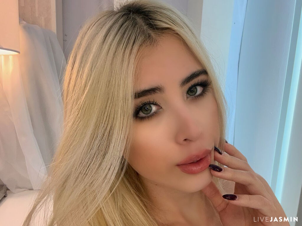 Cam girl profile image for ZaraVelvettt