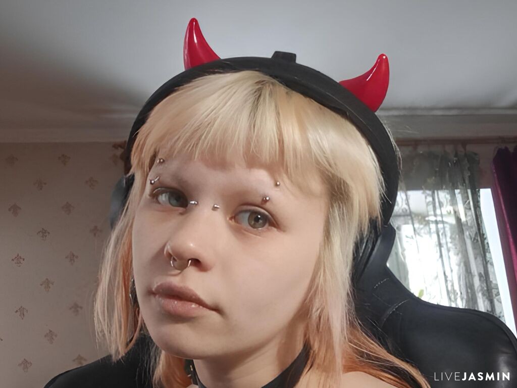Cam girl profile image for ZeniaThurstonson
